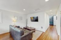 Downtown Condo with rooftop deck - just steps to beach restaurants & bars - B&B Long Beach
