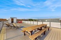 Downtown Condo with rooftop deck - just steps to beach restaurants & bars - B&B Long Beach