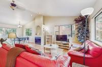 Charming Cabin Home with Fireplace W&D Enclosed Backyard - B&B South Lake Tahoe