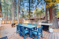 Relaxing Dog-friendly home with gas grill & private fenced yard - close to marina - Chambres d'hôtes South Lake Tahoe