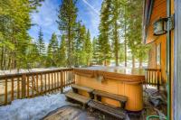 Dog-friendly cabin with private hot tub fireplace near skiing & the beach - Chambres d'hôtes Carnelian Bay