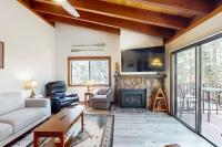 Lovely tree-view condo with deck grill & fireplace - near Tahoe City & lake - Bed and Breakfast Tahoe City
