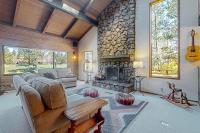 Two-story dog-friendly home with a fireplace private hot tub & SHARC passes - Ferienwohnung Sunriver