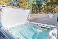 Beautiful home with private hot tub SHARC passes fireplace WiFi ping pong - Chambres d'hôtes Sunriver