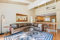 Two-story mountain-view condo with balcony fireplace & pool - dog-friendly - Chambres d'hôtes Incline Village