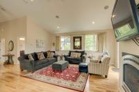 Mountain-View Eden - Spacious Balcony & Fireplaces - Minutes to Lake - B&B South Lake Tahoe