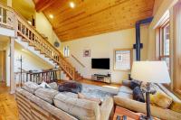 North Tahoe Chalet with Private Garage - Walk to Donner Lake - B&B Truckee
