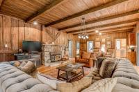 Classic forest cabin on Still Creek with private hot tub & wood fireplace - Ferienwohnung Rhododendron