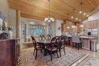 Stunning Large Custom Family Home with Fireplace Yard Spa Views EV Car Charger - Chambres d'hôtes South Lake Tahoe