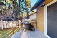Dog-Friendly Home with Hot Tub Lovely Backyard Meadow Walk to Shops & Restaurants - Chambres d'hôtes South Lake Tahoe