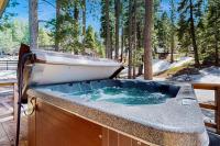 Single-level home with fireplace deck grill & washer&dryer sleeps 10 - Bed and Breakfast Stateline