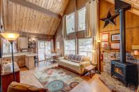 Dog-friendly 2-story cabin with loft fireplace board games & wooded views - Chambres d'hôtes South Lake Tahoe