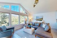 Luxe townhome with amazing ocean & mountain views - walk to beach & downtown - B&B Manzanita