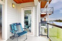 Condo with riverfront view - close to beaches & town - walk everywhere - B&B Seaside