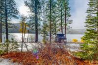 Dog-friendly waterfront cabin with lake views & access - close to slopes - Chambres d'hôtes Truckee