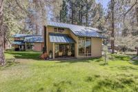 Wood-beam cabin with amazing location pools hot tub & SHARC passes - B&B Sunriver
