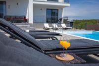 Villa Angie with Heated Pool - Ferienwohnung Vodnjan