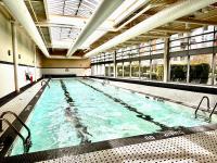 2BR Luxury Condo with Pool in Vancouver, Steps to Rogers Arena, BC Place, Skytrain, Premier Dining - Chambres d'hôtes Vancouver