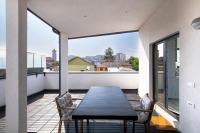 Casa ValMer Victoriei Penthouse - 55 sqm Terrace, Panoramic View, Lift and Private Parking - Chambres d'hôtes Bucarest
