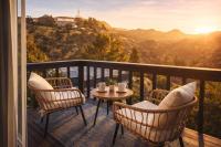 Hillside Retreat with Balcony Views of the Hollywood Sign - Bed and Breakfast Los Angeles