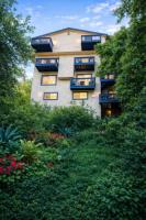 Hillside Retreat with Balcony Views of the Hollywood Sign - Bed and Breakfast Los Angeles