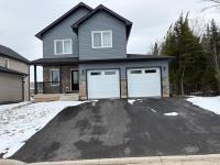 Richies Place Modern 2BR, Parking & Private Entry - B&B Fredericton