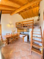 Casa dello Scoiattolo immersa nel verde con vista lago - Chambres d'hôtes Casale Corte Cerro