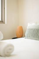 Kahlo Alexandria - Stylish 2 bdrm Walk to Train - B&B Sydney