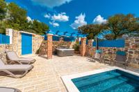 Stone Holiday house Zara with jacuzzi - Bed and Breakfast Sukošan