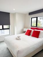 Family-Friendly 5-BR Home w Private Parking & Yard - Chambres d’hôtes Auckland