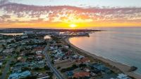 Stonesthrow Beach House Watch the Waves roll in - B&B Mandurah