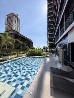 Modern Makati Condo with Balcony & Cityscape Views - Chambres d’hôtes Manille