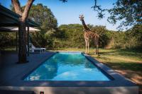 The Grand Luxury Safari Villa, Huge Private Pool, Hot tub, Outdoor Shower, Giraffe Tower, Free Standing Bath, Private Game Reserve, Stargazing, Ultimate Bush Luxury - Chambres d'hôtes Hluhluwe