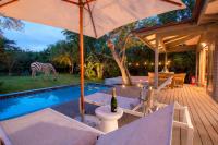 The Cabin Luxury Safari Villa, Private Pool, Hot tub, Outdoor Shower, Giraffe Tower, Free Standing Bath, Private Game Reserve, Romantic Getaway, Ultimate Bush Luxury - Chambres d'hôtes Hluhluwe