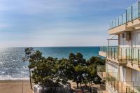 Beachfront Apartment with Pool Access by PikHost - Bed and Breakfast Lezhë