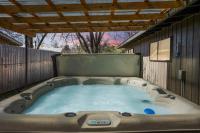 Schubert Haus - 2 BLKS to Main St Hot Tub & Pool - Chambres d’hôtes Fredericksburg