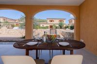 Villa Il Corallo - Elegante & 4 min dalla Spiaggia - B&B San Teodoro