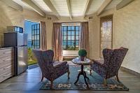 Habitación con cama extragrande y vistas al mar