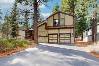 Magical mountain home with movie theater 9-person hot tub & full kitchen - Ferienwohnung Truckee