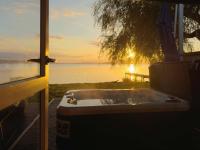 Stillwater Cottage - Stunning Lakefront Location with Spa & Kayaks - B&B Rotorua
