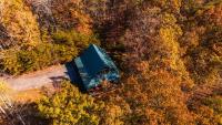 Autumn Haven Modern 3BR Cabin 15 min to Dollywood Hot tub wifi grill deck - Chambres d'hôtes Sevierville