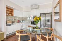 Modern Twist and Old World Charm - 3Bed-2Bath-2Car - B&B Brisbane