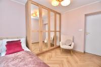 TOTU HOME Baltic Comfort Apartment Bohaterów Starówki Warszawskiej 14 - Bed and Breakfast Gdynia