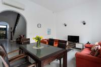 Unique Four Bedroom Townhouse One Minute Away From The Seafront - B&B Sliema