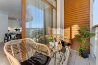 Modern Apartment with Parking and Balcony Close to the Beach by Noclegi Renters - Chambres d'hôtes Sianożęty
