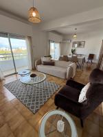 City Vibes - Central 3BR Spacious Apartment - B&B Larnaka