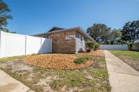 Full-Turf Private Yard, King Bed, Sleeps 8, Dogs Stay Free, 8 Mi to Pensacola Beach, In-Unit Washer and Dryer - Chambres d'hôtes Gulf Breeze