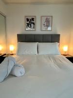 Downtown Mountain and City Views - B&B Vancouver