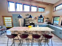 All Four Seasons Cabin - RRG - King Beds - Hot Tub - Just 3 Min From The Gorge Underground - Chambres d'hôtes Leeco