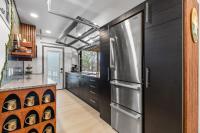 Base Camper Inn - Epic RRG Stay, Rooftop deck, Slide, Hot Tub - Ferienwohnung Stanton